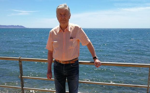 Emilio, el autor de un libro que nadie compró hasta que llegó a Twitter