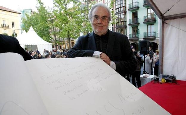 «Como novelista no dejo de ser una joven promesa»