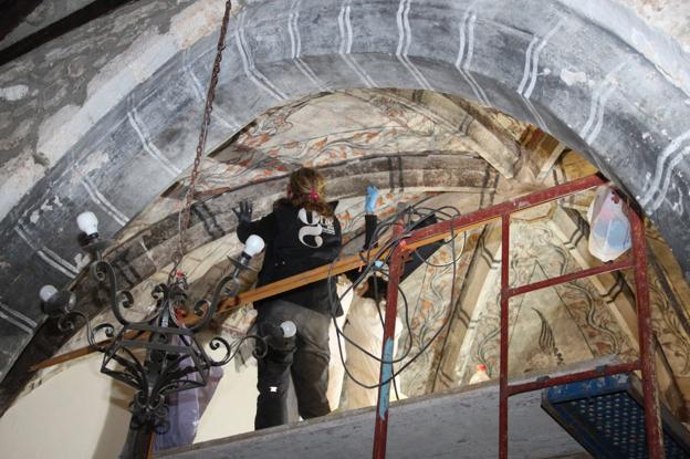 La restauración de la iglesia lebaniega de Ledantes saca a la luz nuevas pinturas