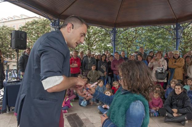 Seis mil personas arropan el Festival de la Magia, a pesar del mal tiempo