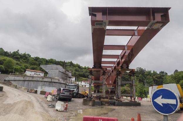 El puente de Golbardo, en Reocín, toma forma y estará listo en agosto