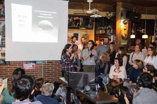 Ciencia junto a la barra de un bar