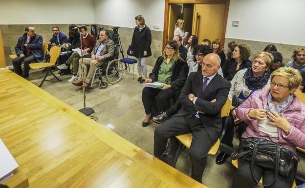 Los oficialistas del PP defienden ante el juez la limpieza del congreso y los críticos dicen que fue un fraude