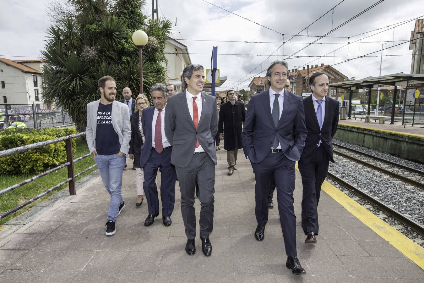 El ministro de Fomento mantiene un encuentro con el sector empresarial y visita las obras de accesibilidad de la estación de Bezana