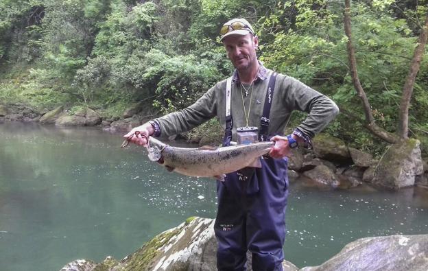 El salmón esquiva a los pescadores
