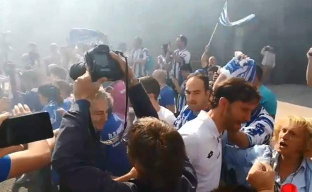 Recibimiento a los jugadores de la Gimnástica antes del partido ante el Mallorca B