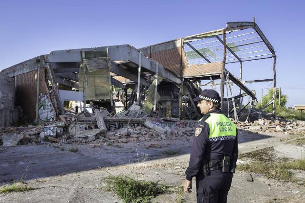 Se derrumba en Pontejos una de las naves en ruina de Simsa