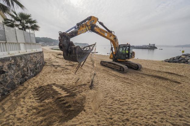Costas inicia la retirada de la valla y abre al público la playa de La Magdalena