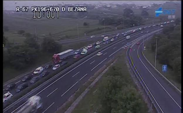 La avería de un camión causó un atasco kilométrico en hora punta para entrar en Santander