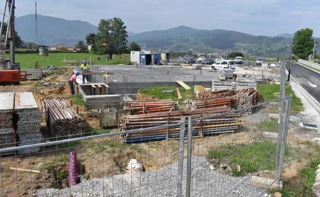 Obras Públicas invierte 130.000 euros en construir un aparcamiento y su vial de acceso en Jain