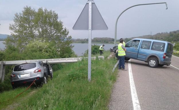 Una conductora choca contra un poste telefónico, que cae sobre un coche radar de la DGT