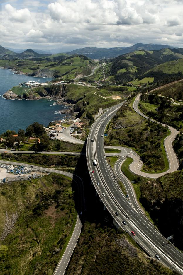 De la Serna presenta hoy el estudio del tercer carril de la A-8 con Vizcaya