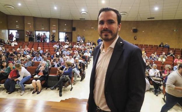 Alberto Garzón llama a «frenar a la derecha» en un acto en Santander