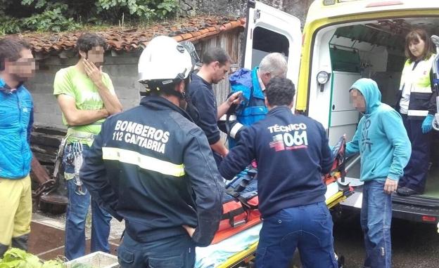 Evacuada una escaladora con traumatismo de coxis y pierna tras una caída en una pared de La Hermida