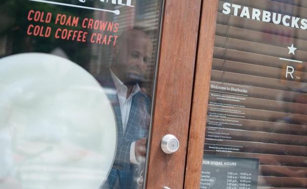 Starbucks cierra todos sus establecimientos en EE UU para confrontar su sesgo racial