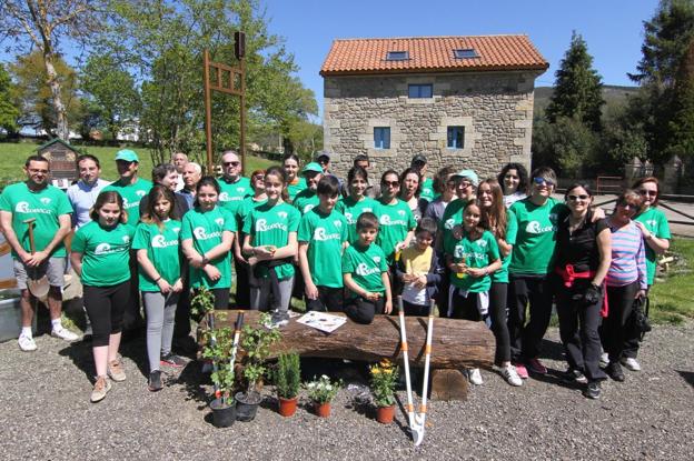 Los voluntarios crean un jardín ecológico junto al Molino de Orzales