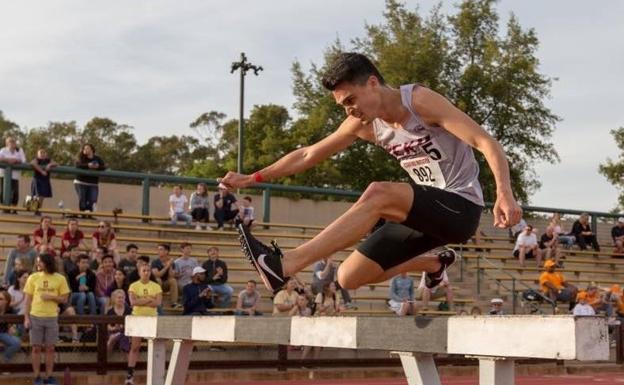 Samuel Abascal acaba su temporada en EE UU con un gran registro en 3.000 obstáculos