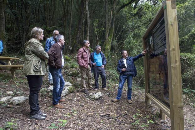Camargo estrena una senda turística para potenciar el entorno de El Pendo