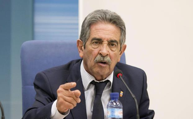 Revilla confía en que «no se paralicen» las inversiones de Fomento en la región