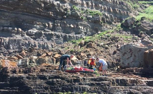 Rescatado en helicóptero tras caer por un acantilado en Ajo y romperse los dos tobillos