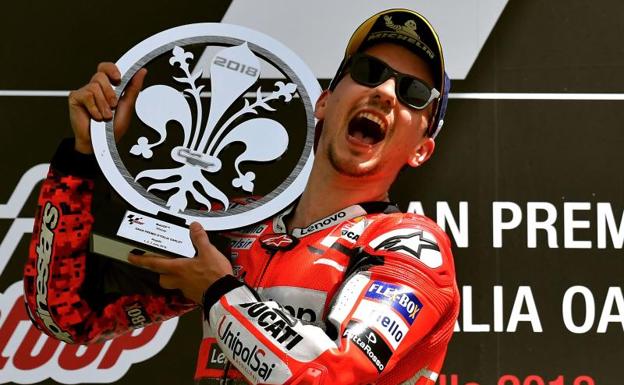 Lorenzo da un golpe sobre la mesa y silencia Mugello