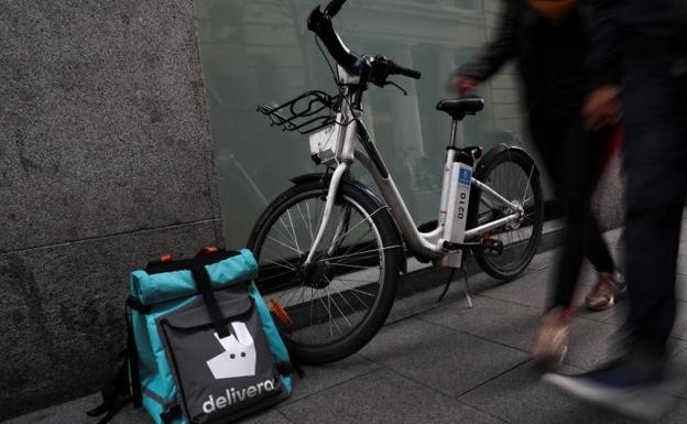 Lo dice un juez: los 'riders' de Deliveroo son falsos autónomos