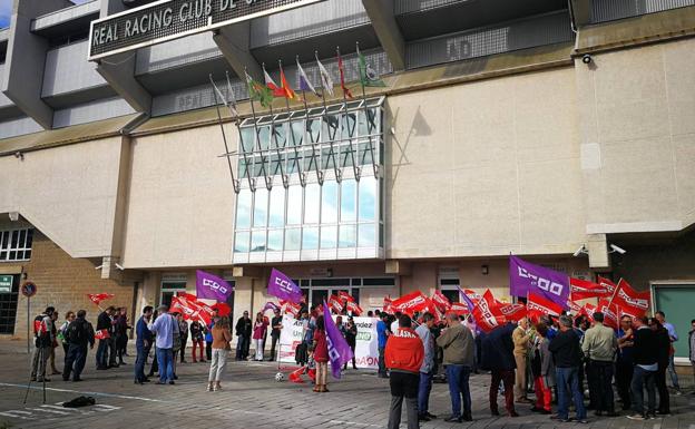 Medio centenar de sindicalistas protestan por la «persecución sindical que practican las empresas del presidente del Racing»