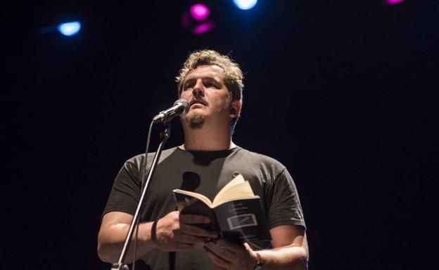 «Los poetas se deben a su tiempo»