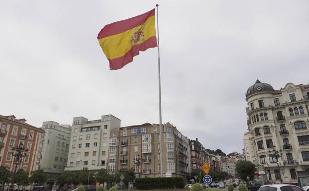 La bandera de España ondea de nuevo en Puertochico tras el arreglo del mástil