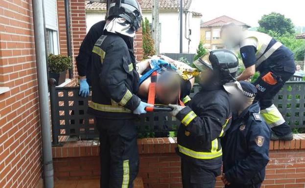 Un hombre de 37 años, herido tras caer desde un tejado en el que estaba trabajando en Torrelavega