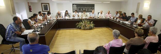 Laredo, condicionado por los casos judiciales, la falta de funcionarios y un gobierno en minoría