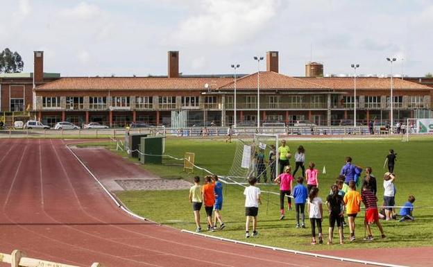 La orden judicial de desalojo del complejo deportivo Óscar Freire afecta a unas mil personas