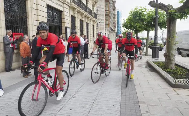 Induráin y su 'grupeta' pedalean de Santander a Madrid sin un euro encima