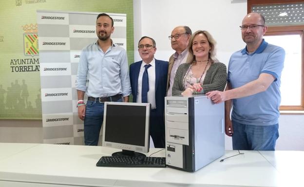 Bridgestone dona 40 equipos informáticos para colectivos sociales de Torrelavega