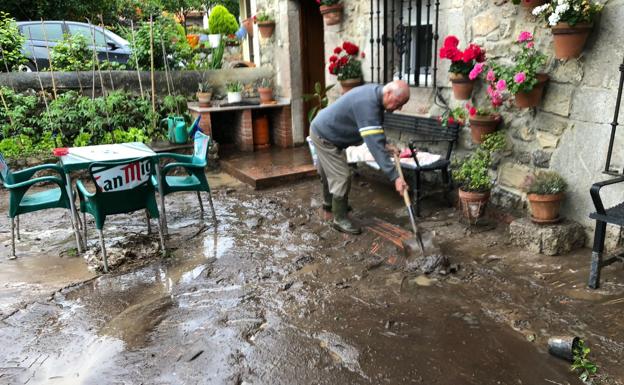 Un fuerte aguacero inunda viviendas y caminos en Pechón, Suesa, Castanedo y Camargo