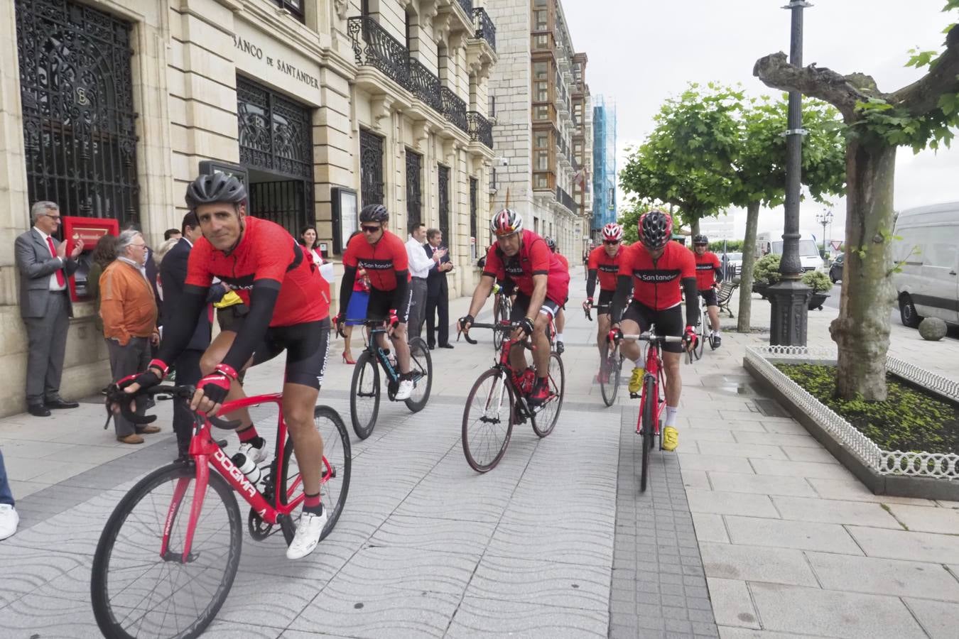 Induráin y una 'grupeta' pedalean de Santander a Madrid sin un euro encima