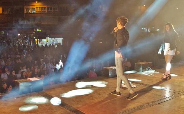 Cientos de personas se echan a la calle en Los Corrales en la Marcha Cicloturista