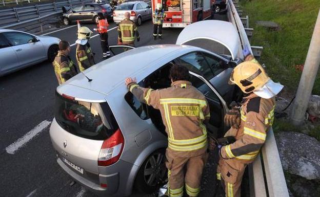 Ocho heridos y colas kilométricas tras un choque entre tres vehículos en el puente de Muskiz