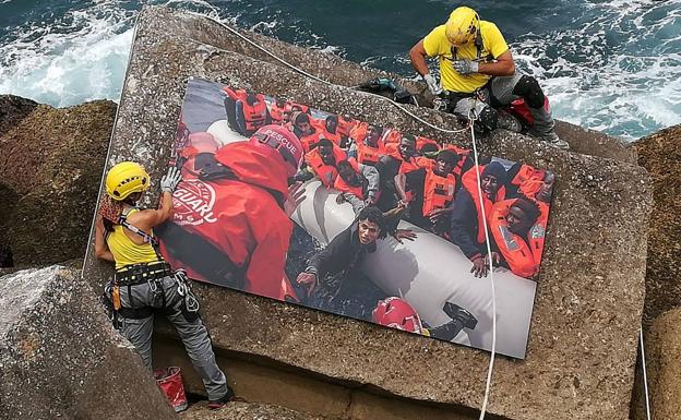 Las miradas sociales de Olmo Calvo toman el rompeolas de Castro