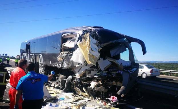 Dos fallecidas y un herido grave al chocar un autobús Madrid-Granada con un camión