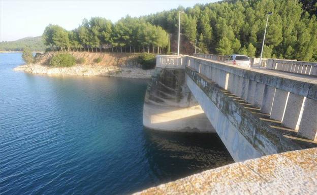 Muere el niño al que hallaron flotando en un embalse de Castellón