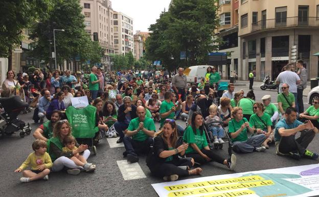 Más de un millar de docentes vuelve a echarse a la calle con la vista puesta en la reunión con Revilla