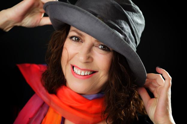 «Devolver la voz a las mujeres es un compromiso personal y literario»