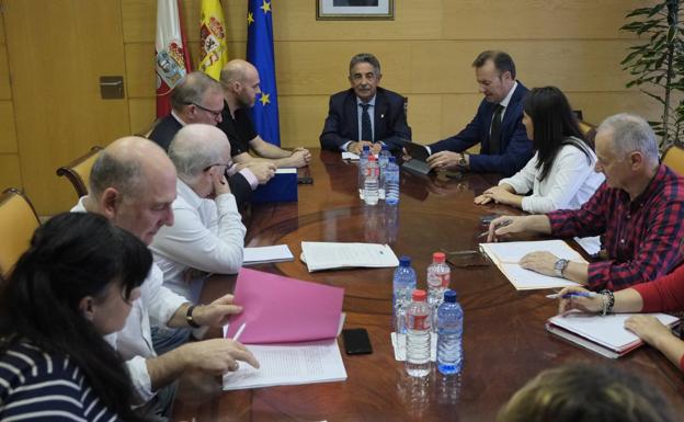 Revilla reabre la negociación de la jornada reducida en una reunión con los sindicatos y sin Mañanes