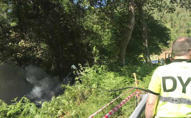 Dos heridos leves y un coche incendiado en un accidente Guriezo