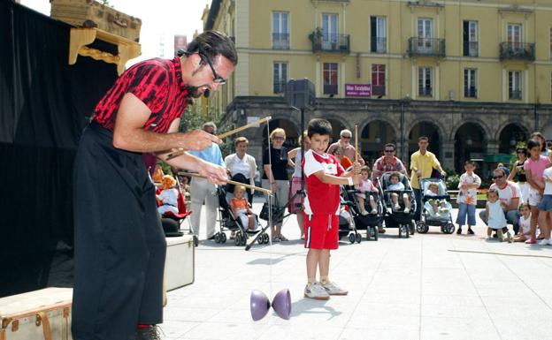 Grupos de cuatro países actuarán en el Festival de Teatro de Calle de Torrelavega