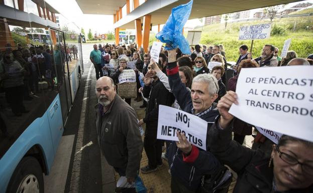 La alcaldesa defiende los cambios en el MetroTUS y dice que el transporte urbano tiene que dar «fiabilidad»