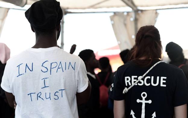 El Ayuntamiento se ofrece a acoger a dos familias del 'Aquarius'