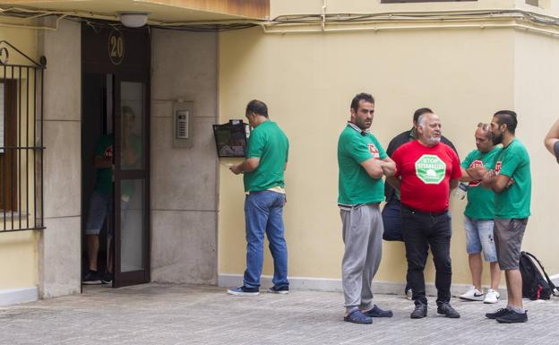 Se ejecuta «por sorpresa» el desahucio de Solares