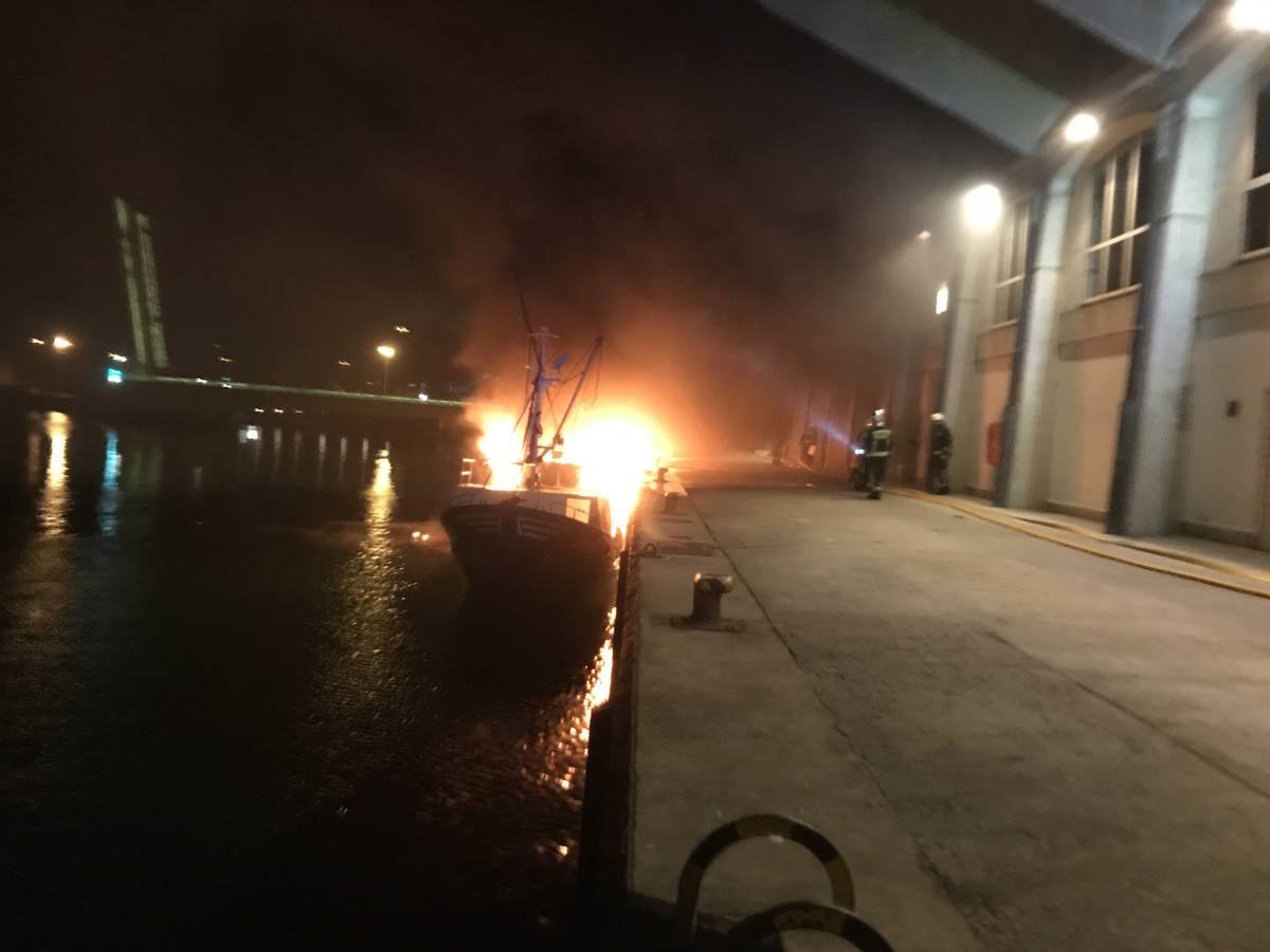 Arde un barco cargado de bonito en el Barrio Pesquero